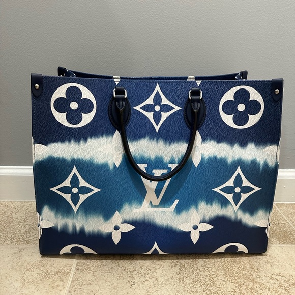 Louis Vuitton OntheGo Tote. Size GM. Purchased Aug 2020. Excellent condition. - Picture 5 of 6